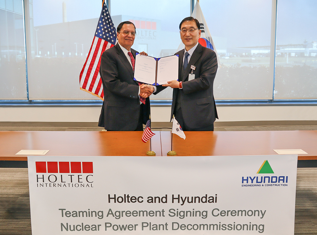 (From left) Holtec President and CEO Dr. Kris Singh and Hyundai E&C President Yoon Young-joon signing the Teaming Agreement for Nuclear Power Plant Decommissioning